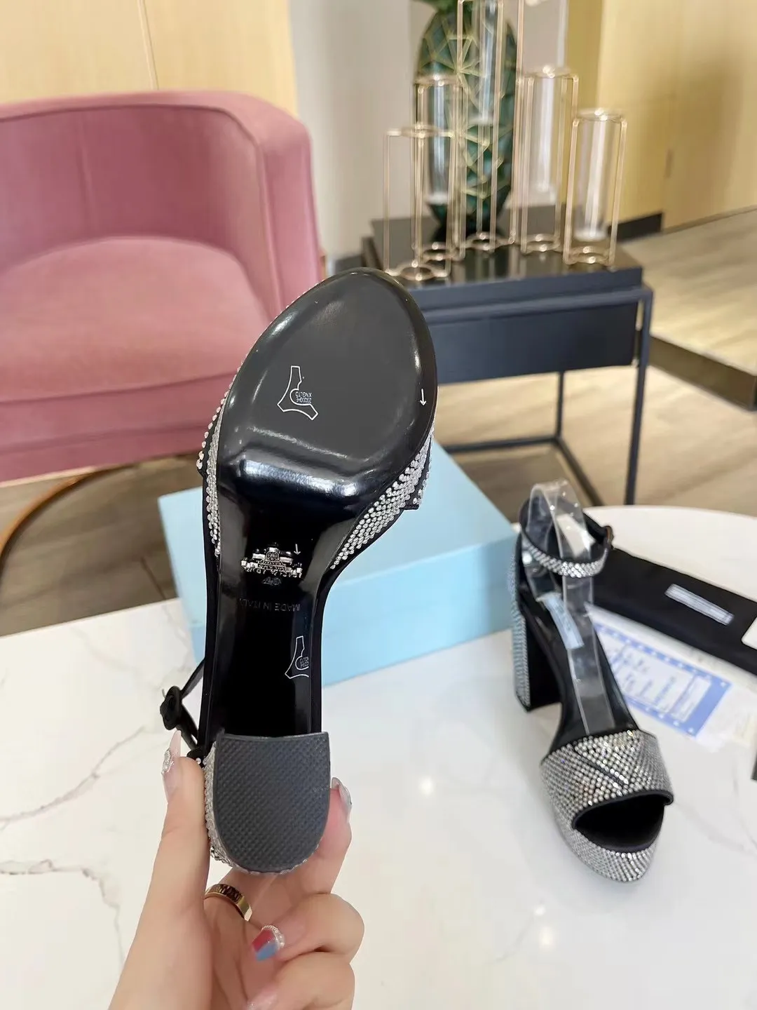 👟👟Ex-factory price 600👟👟 (imitation leather bottom-20) 👉New arrival👈Remove the original board and make a 1:1 replica‼ ️The highest version ✅ Prada's early spring catwalk hot style 😘The latest spring model Thick heel water platform rhinestone series (genuine leather outsole) (simulated leather sole) A must-have for goddesses The upper and the feet are super beautiful 👉The upper is made of imported open-edge beaded cowhide, soft and textured, lining + foot pads, imported sheepskin, breathable and comfortable, private model water platform, heel platform 3.5M, heel height 11.5M Code number 35M-39M (34 40 414243 (custom-made, non-refundable and non-exchangeable)
